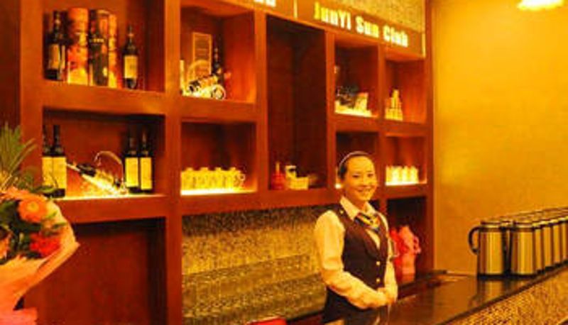 Salle de petit-déjeuner dans le restaurant - Junyi Sunshine Hotel