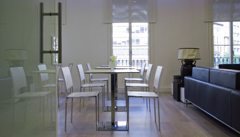 Sala de desayunos dentro del restaurante - THE 8 Boutique B&B
