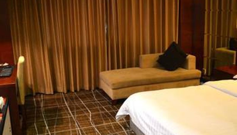 Room - Waldorf Hotel