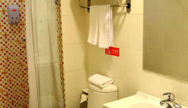 Zimmer - Home Inn · Neo (Zhuji High speed Railway Station Baolong Square Branch)