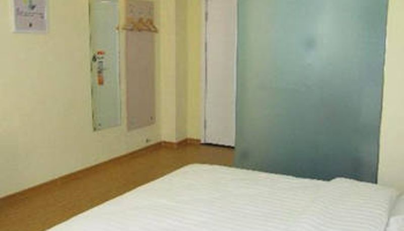 Room - 7 Days Inn