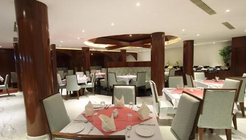 Salle de petit-déjeuner dans le restaurant - Oxford Inn