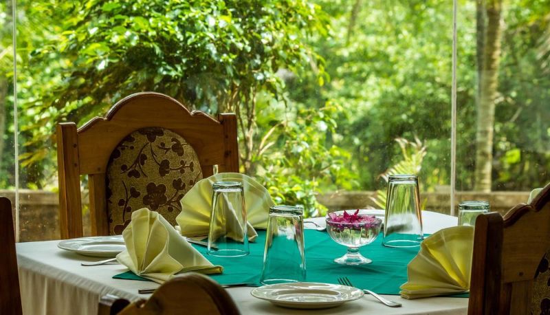 Frühstücksraum innerhalb des Restaurants - Sun Tara Beach Resort