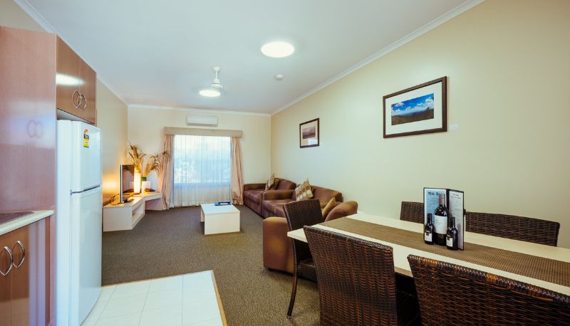 Info - Country Club Motor Inn
