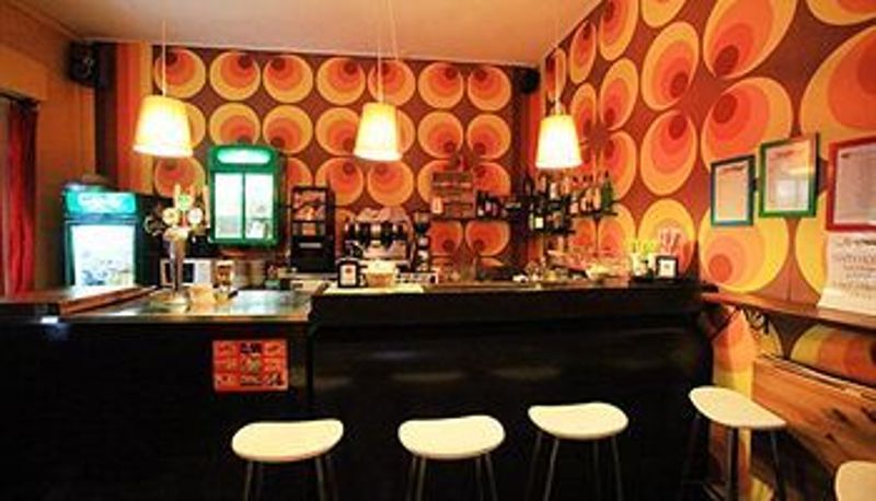 Bar - Sunflower Surf Youth Hotel - Hostel