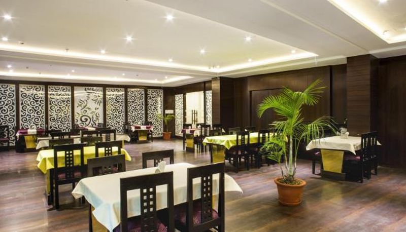 Salle de petit-déjeuner dans le restaurant - Montana Hotel