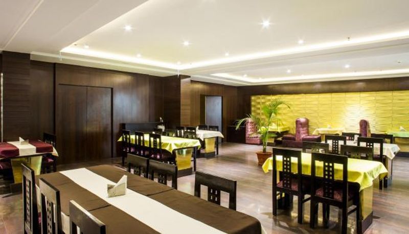 Salle de petit-déjeuner dans le restaurant - Montana Hotel