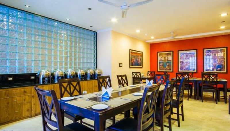 Sala de desayunos dentro del restaurante - Le Confort Inn