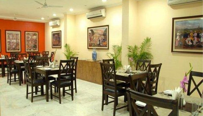 Sala de desayunos dentro del restaurante - Le Confort Inn