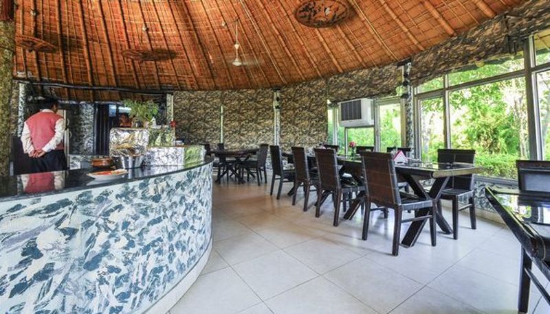 Salle de petit-déjeuner dans le restaurant - Corbett Tiger Den Resort