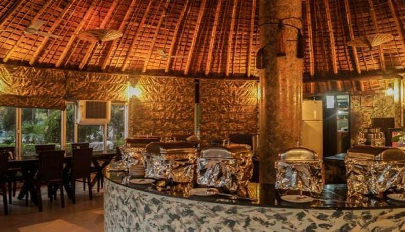 Salle de petit-déjeuner dans le restaurant - Corbett Tiger Den Resort