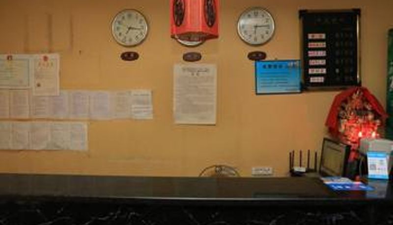 Hal - OYO · Huipeng Cinema Hotel (Shiqiaopu Light Rail Station Store)
