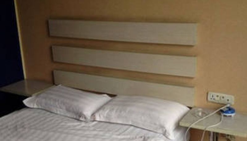 Kamer - OYO · Huipeng Cinema Hotel (Shiqiaopu Light Rail Station Store)