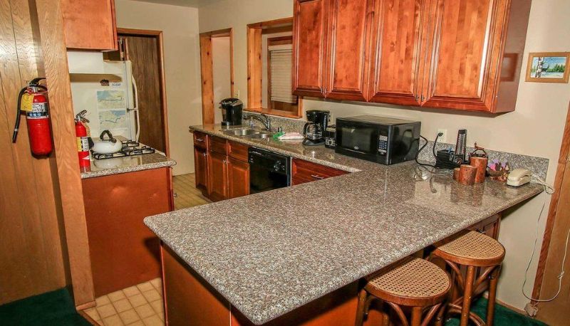 Zona de cocina en la habitación - Avalon Hide Out 1336 by RedAwning