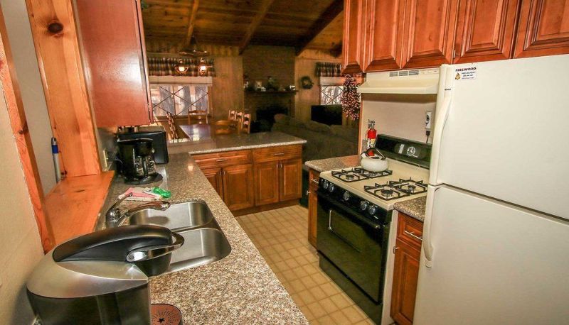 Zona de cocina en la habitación - Avalon Hide Out 1336 by RedAwning