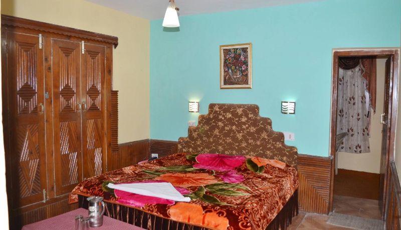 Info - Hotel Chetna