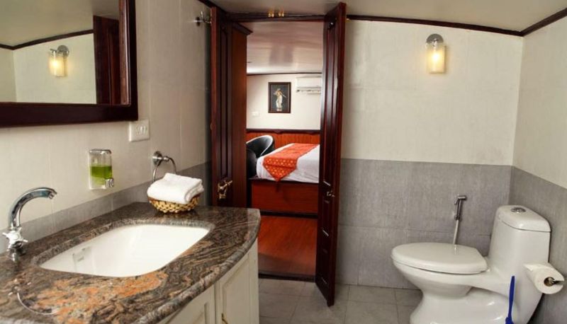 Información - Grand Nirvana Ultra LuxuryJacuzzi House Boat
