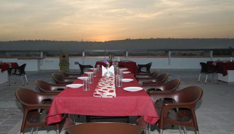Sala de desayunos dentro del restaurante - Hotel Shivam Fort View