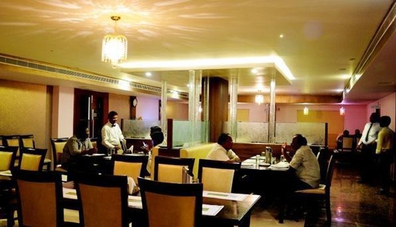 Sala śniadaniowa w restauracji - Hotel Athidhi Grand