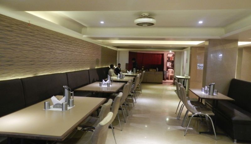 Salle de petit-déjeuner dans le restaurant - Hotel Sheetal