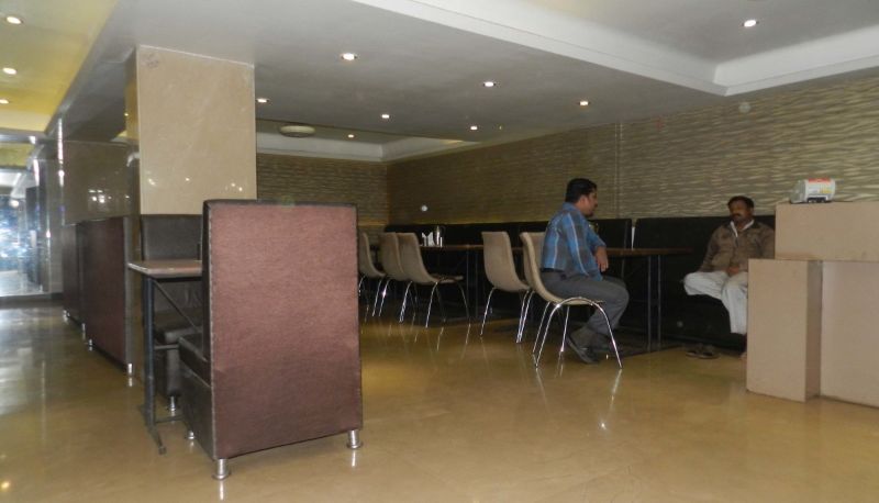 Salle de petit-déjeuner dans le restaurant - Hotel Sheetal