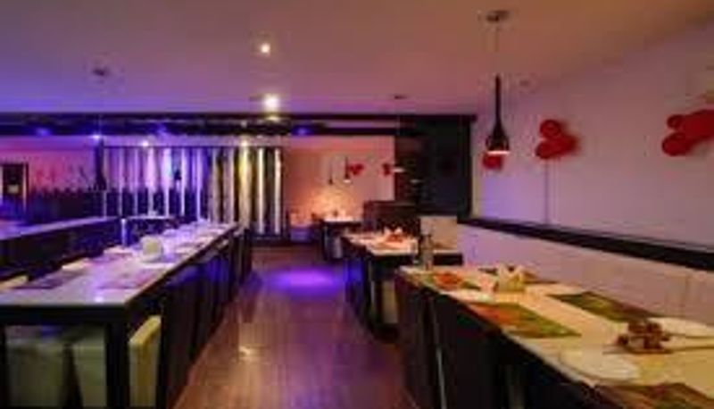 Ontbijtzaal in het restaurant - chandraas residency hotel