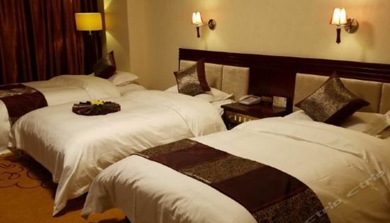Tripla - Forwards Long Hotel