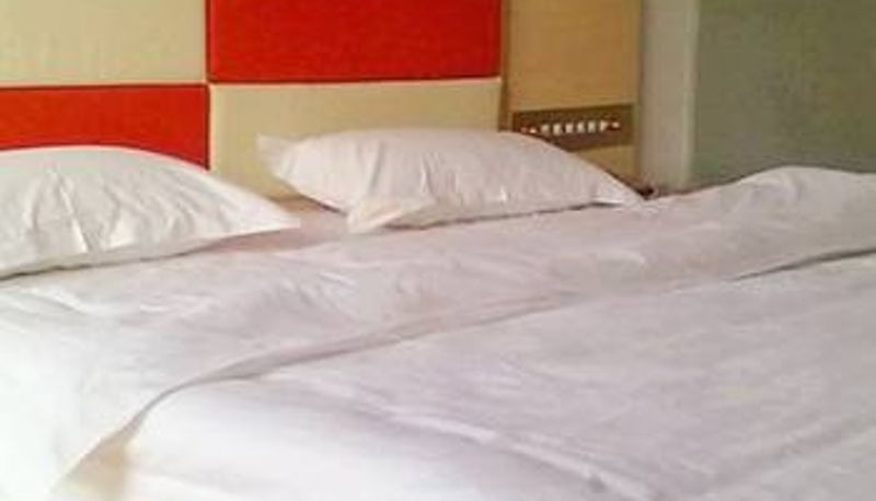 Camera - California Convenient Hotel