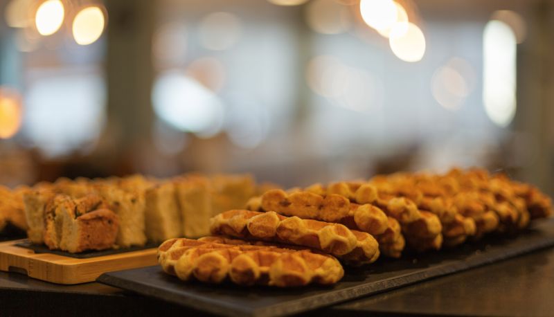 Bufé - LOOM MANCHESTER NORTH by IHG Holiday Inn - the niu