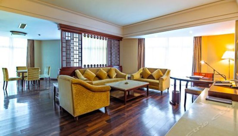 Suite - Linyin Holiday Hotel