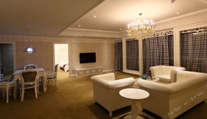 Suite - Palm Springs Boutique Holiday Inn