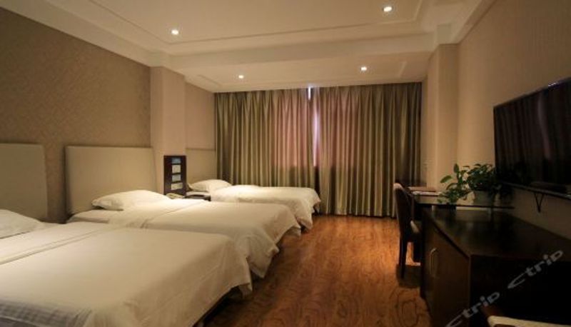 Tripla - GreenTree Inn (Yantai Yingchun Street Lvse Jiayuan)