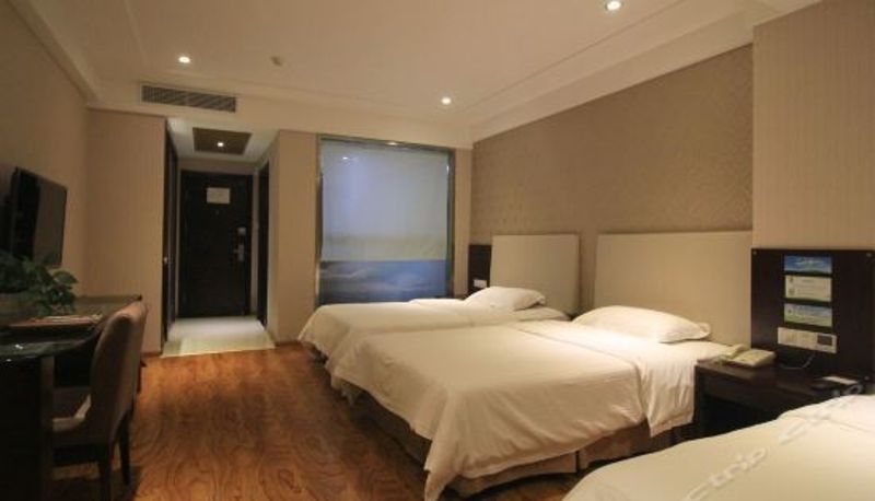 Tripla - GreenTree Inn (Yantai Yingchun Street Lvse Jiayuan)