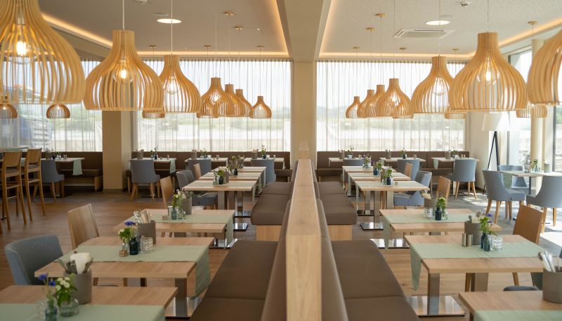 Salle de petit-déjeuner dans le restaurant - Donau Lodge Ybbs