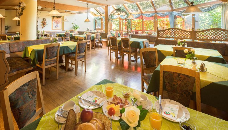 Ontbijtzaal in het restaurant - Land-gut-Hotel Zum Schildhauer