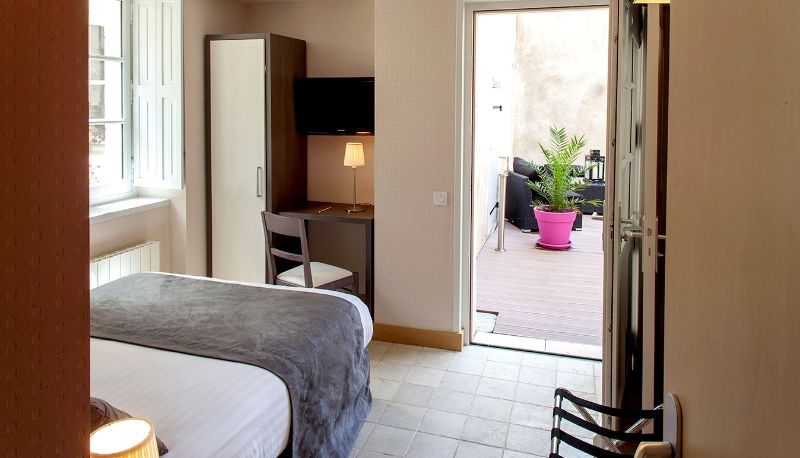 Camera con terrazza - Logis Hôtel Le Puits Doré