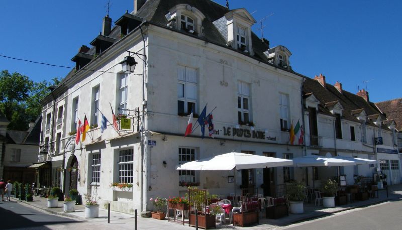 Area esterna dell'hotel - Logis Hôtel Le Puits Doré