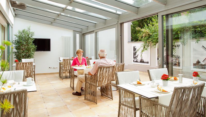 Salle de petit-déjeuner dans le restaurant - Elisabeth garni