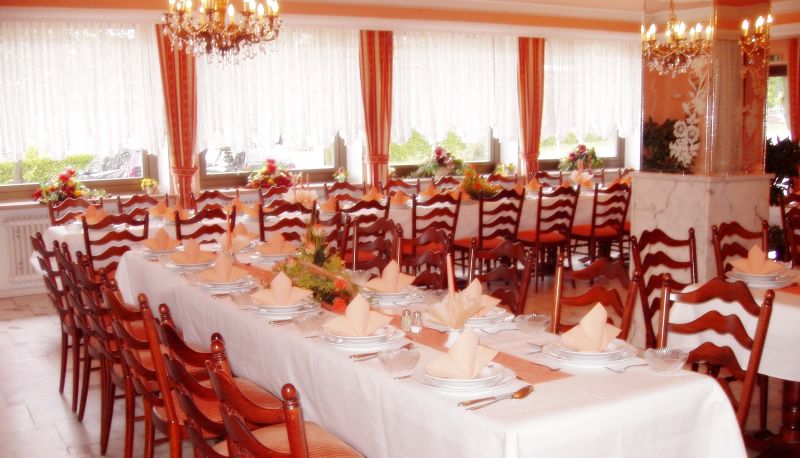 Salle de petit-déjeuner dans le restaurant - Igel Landhotel