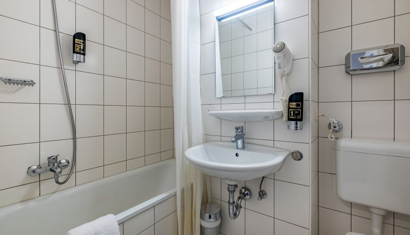 Bathroom - a&o München Hauptbahnhof Hostel