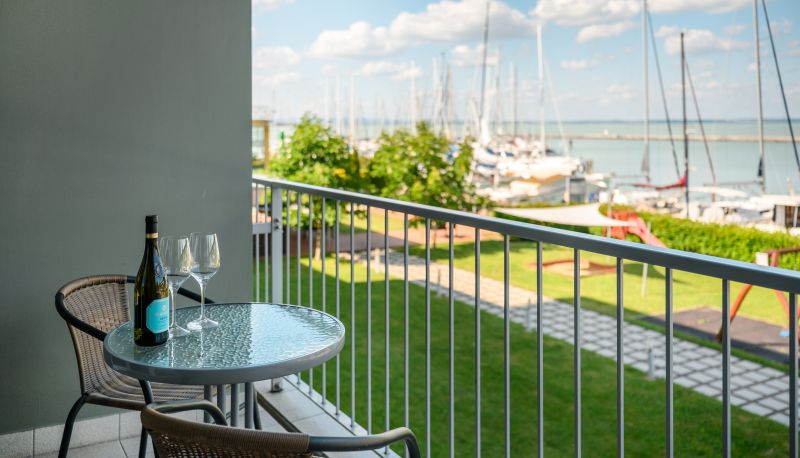 Zimmer mit Seeblick - Hotel Yacht Wellness & Business**** ****