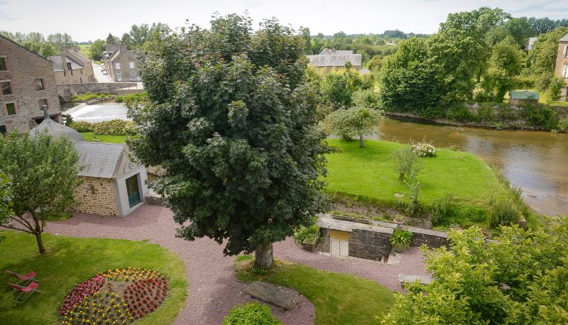 Buitenruimte van het hotel - Auberge de la Sélune
