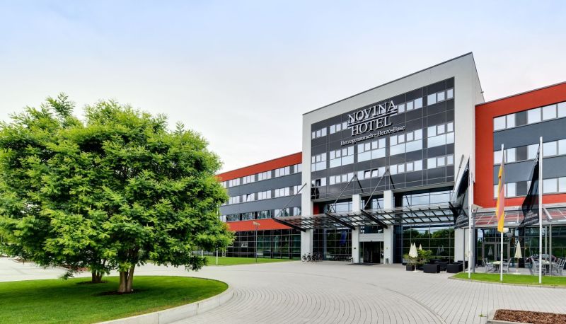 Zewnętrzna część hotelu - Novina Herzo-Base