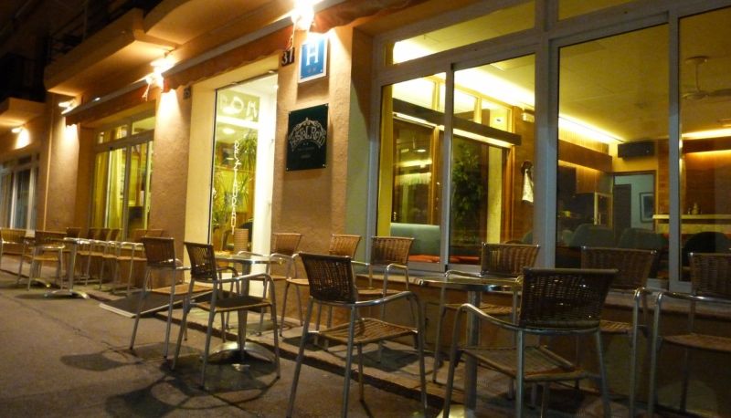 Buitenruimte van het hotel - Hostal Rom