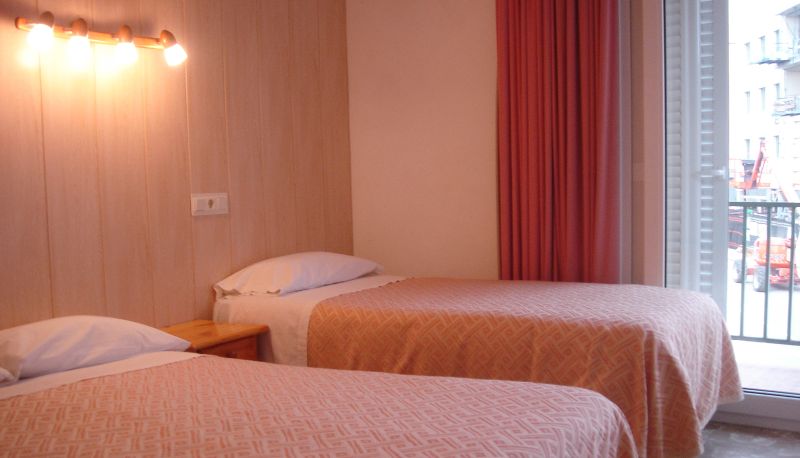 Driepersoonskamer - Hostal Rom
