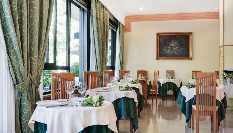 Salle de petit-déjeuner dans le restaurant - Terme Milano