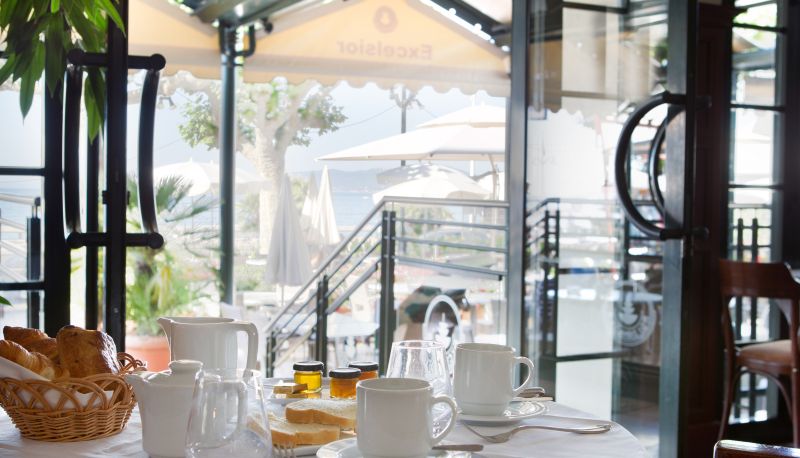 Sala de desayunos dentro del restaurante - Excelsior