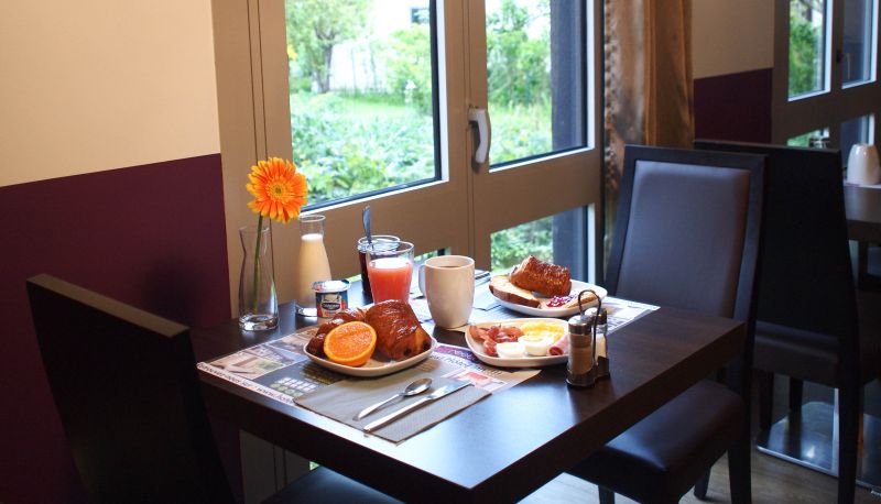 Salle de petit-déjeuner - Hotel Inn Design Rochefort