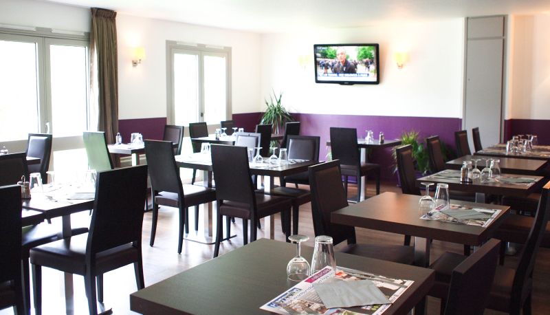 Salle de petit-déjeuner dans le restaurant - Hotel Inn Design Rochefort