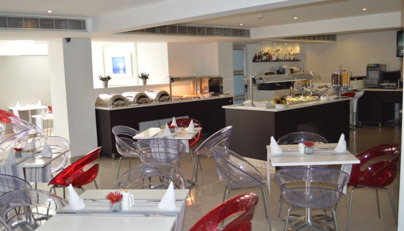 Restoran içinde kahvaltı salonu - ibis Styles Larnaca Finikoudes Beach